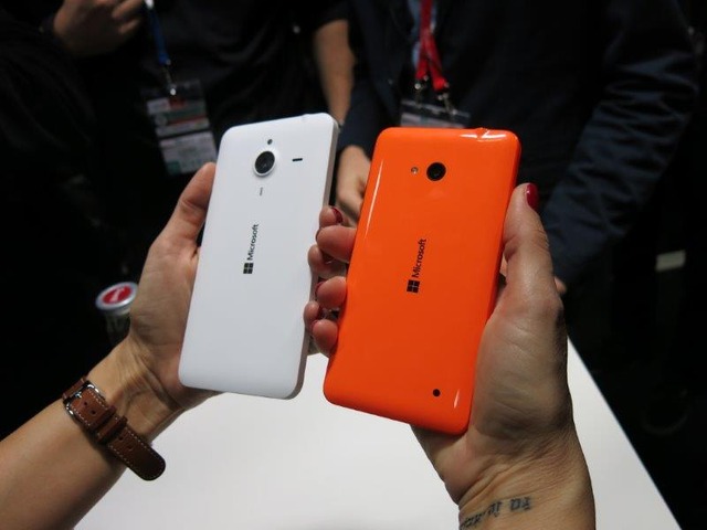 「Lumia 640」（右）と「Lumia 640 XL」