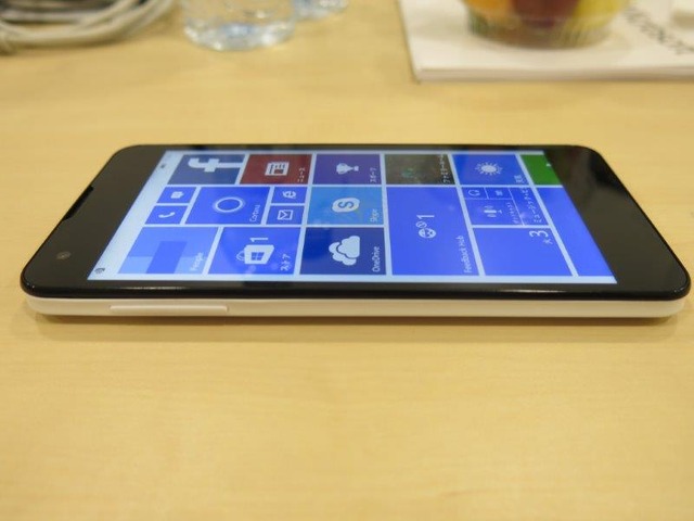 開発中のWindows Phoneの試作機