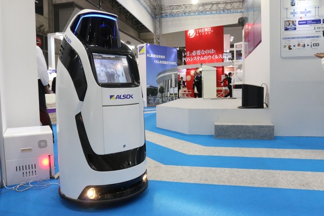 セキュリティショー2015でのALSOKブースでは、警備ロボットや飛行ロボット（ドローン）など最新技術を取り入れた展示が目立っていた。いずれも今後の警備に積極的に取り入れていくという