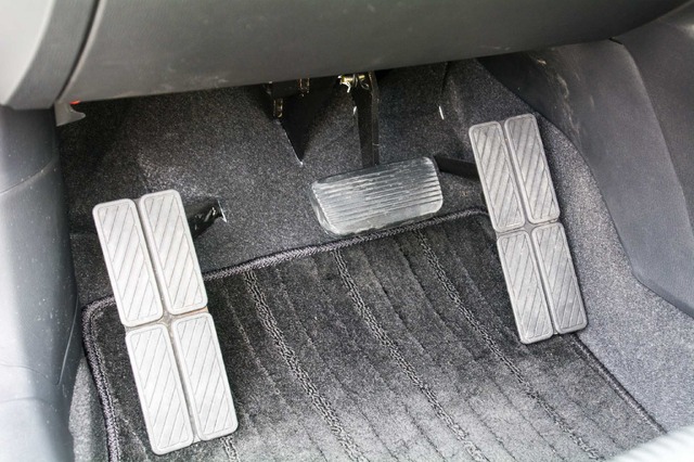 助手席のペダル回り。左右のフットレストと、中央には補助ブレーキがセットされる。