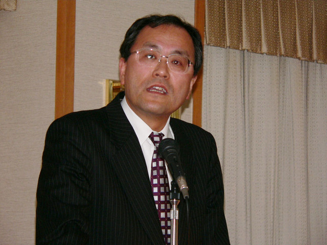 会見中の田中氏