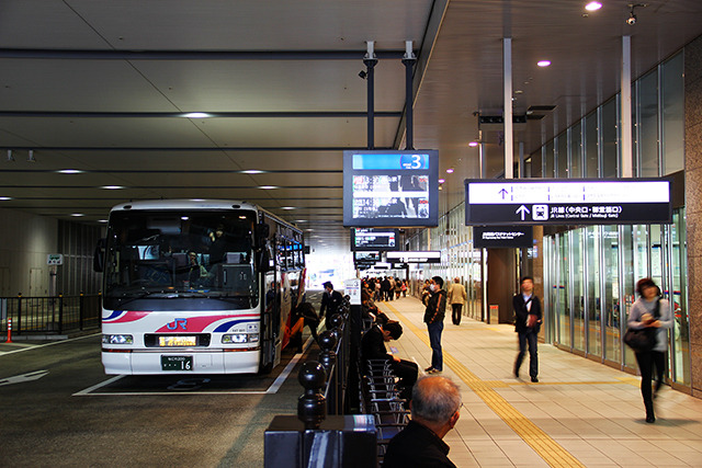新大阪から東京へ向かう最終の東海道新幹線を逃した人たちのなかには、高速バスや寝台列車といった夜行に“飛び乗り”で利用する人も「週に2～3人いる」「ひと月に数人はいる」という