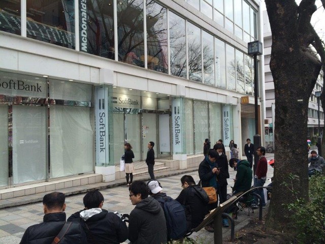 ソフトバンク表参道。開店前には30人以上の行列ができた