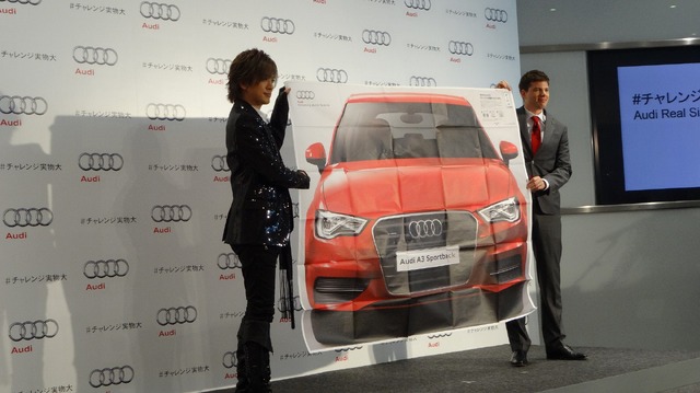 Audi A3 実物大新聞折込広告を広げるDAIGOとアウディ　ジャパン本部長マイケル　ロー