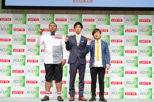 ガムの新CMの発表イベントに登場した松坂桃李とマテンロウ