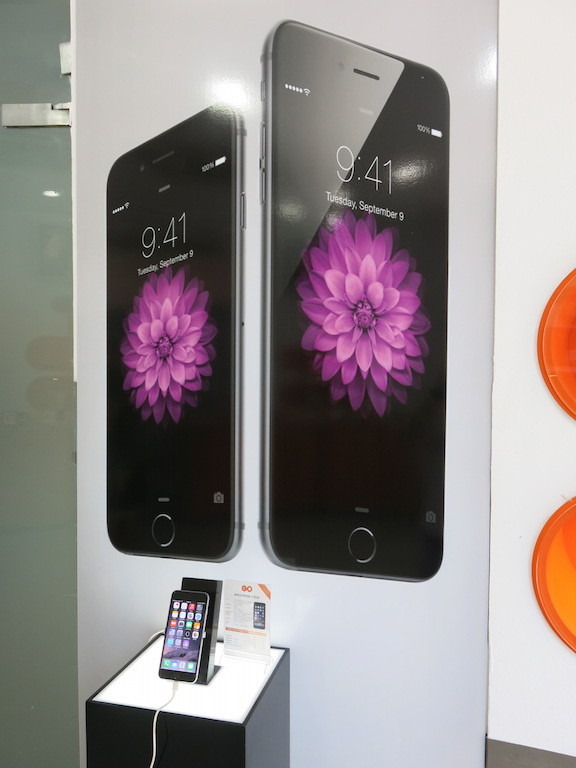 iPhone 6 Plus も大きく展示