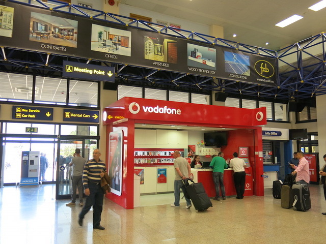 マルタ国際空港の到着ロビー右手にあるVodafoneショップ