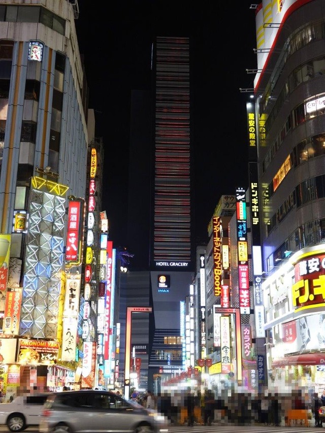 歌舞伎町の奥にそびえるTOHOシネマズ新宿。夜は不気味