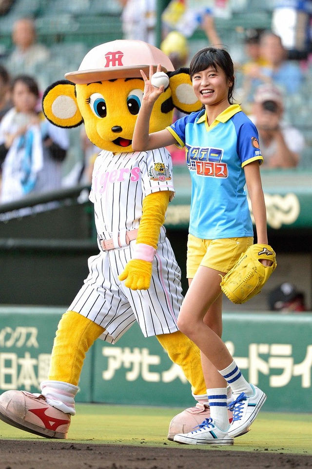 甲子園で始球式に登場した小島瑠璃子