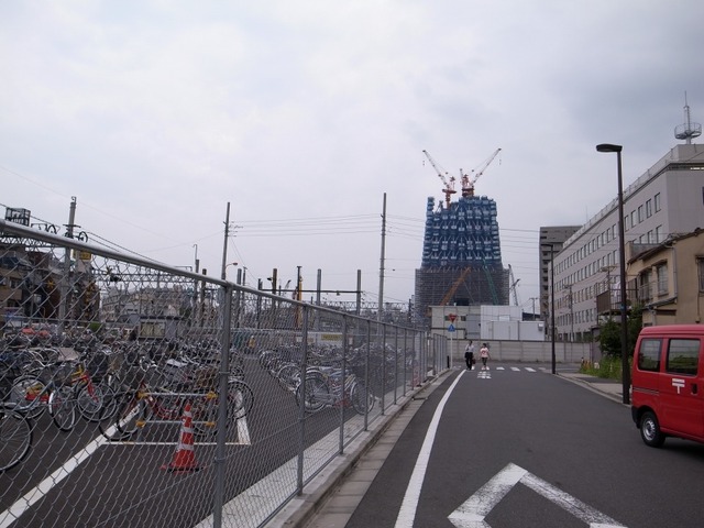 2009年8月撮影：ベース部分のみが出来上がりつつある段階。「バベルの塔」のイメージ