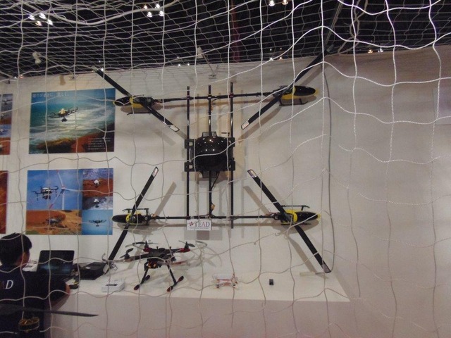 ヘリコプター用のプロペラを取り付けたドローンのプロトタイプも展示