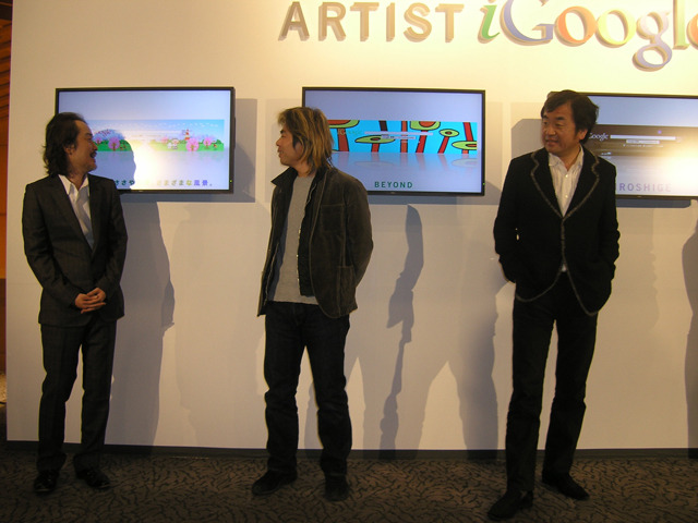 それぞれの作品の前に立って、お互いの作品を鑑賞する（右から）隈研吾、日比野克彦、リリー・フランキー