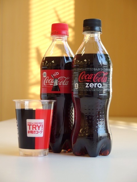 『コカ・コーラ　ゼロ』（向かって右）と『コカ・コーラ』