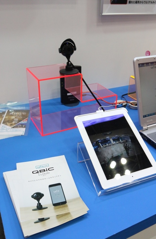 ホームセキュリティ用カメラ「QBiC CLOUD CC-1」のデモ展示。簡単設置のカメラとiOS端末だけで映像監視システムが構成できる