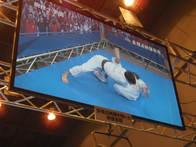 デモでは、柔道選手が相手を投げる動作を分かりやすい視点で表現