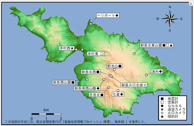 口永良部島に設置された気象庁の噴火警戒のための機器類配置（画像は気象庁火山カメラのwebより）。