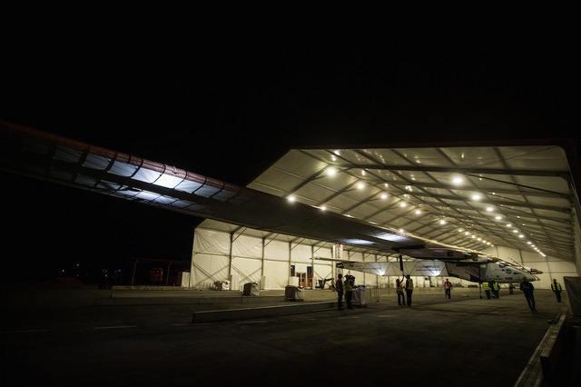 太陽光エネルギーのみで飛ぶ有人飛行機「ソーラー・インパルス2」参考画像（2015年4月21日）