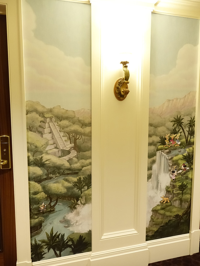 新客室の廊下にはミッキーたちの冒険を描く壁画が4種