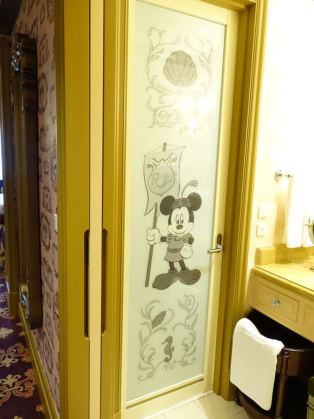 バスルームの扉にミッキーが。こちらは全部屋共通