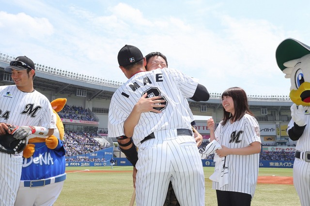 プロポーズ後、今江内野手と抱擁する花島さん