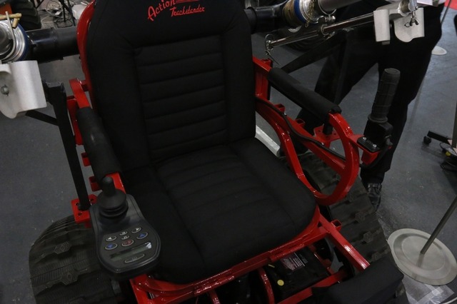 操作はアームレスト部分にあるジョイスティック車イスコントローラーで行う。通常の電動車椅子と大きな違いはない