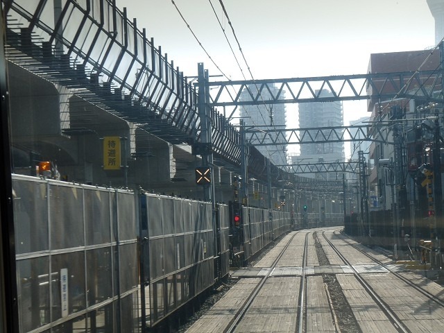 上り線が高架線に切り替えられる前の押上線（2013年3月）。今年8月に上下線とも高架化が完了し、その後は側道の整備が進められる予定だ。