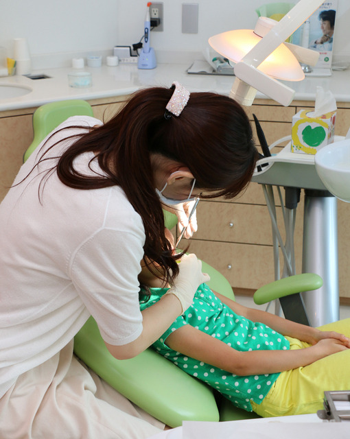 日本歯学センターでの歯の検診風景