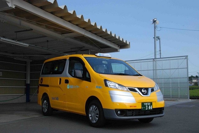 黄色いタクシーの導入は100周年記念事業の一環。車体前面の装飾（銀色の部分）なども再現している。