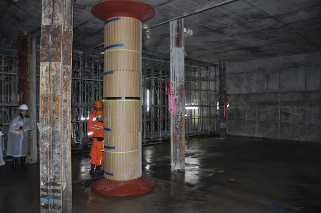 渋谷駅東口地下で進む工事の様子が7月2日公開された。写真は地下広場の建設工事現場。真ん中の丸い柱は広場完成後もここに立つ