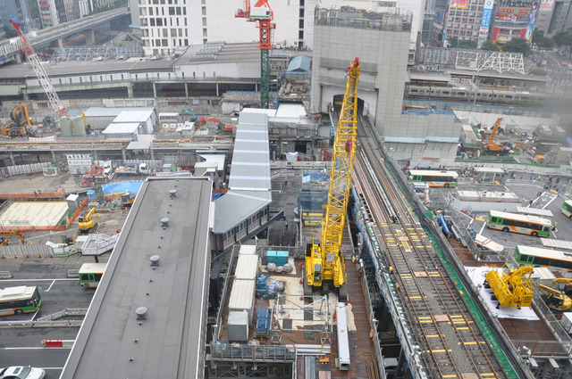 渋谷駅東口地下で進む工事の様子が7月2日公開された。写真は渋谷駅東口を見下ろした様子。この下で川の移設や広場の工事が進んでいる