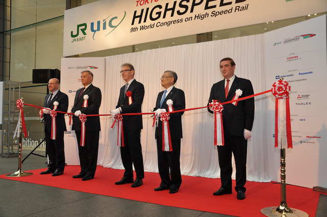 東京でUIC（国際鉄道連合）の世界高速鉄道会議が開幕。テープカットをするUICのヤクーニン会長（左から2番目）ら