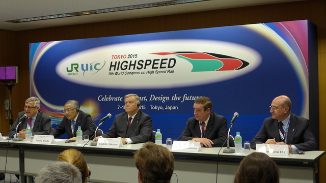 東京でUIC（国際鉄道連合）の世界高速鉄道会議が開幕。会見にはJR東日本の冨田社長（左から2番目）ら5人が出席し、各国メディアからの質問に答えた