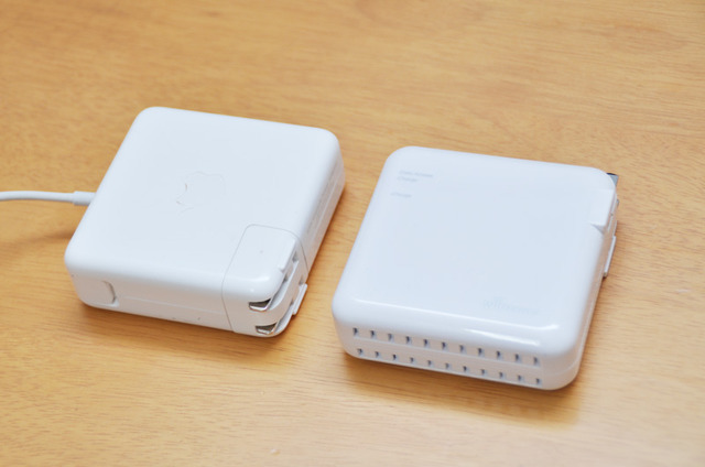 REX-WIFIUSB2（右）とMacBookの電源アダプターはよく似ている