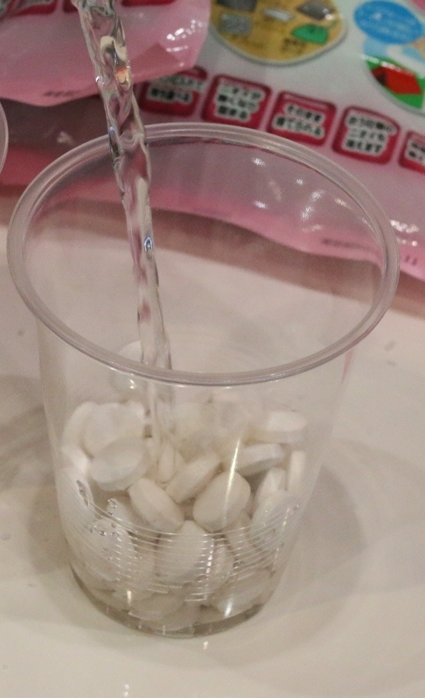ブースでは、実際に吸収剤が入れたコップに水を注ぐというデモ展示を行っていた（撮影：編集部）