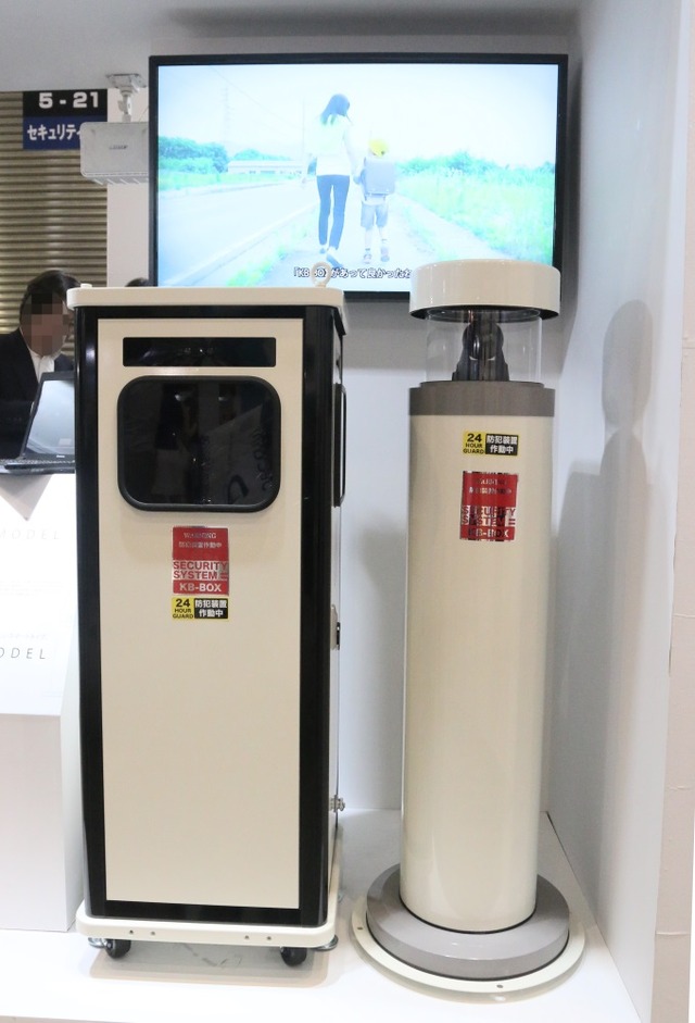 「KB-BOX」の「L-MODEL」（左）と「M-MODEL」。映像監視と通話機能を備えておりカンタン設置が可能な防犯システムとなる（撮影：編集部）