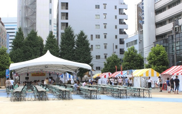 『沖縄グルメフェスタ2015 in 新宿』の特設ステージと飲食スペース