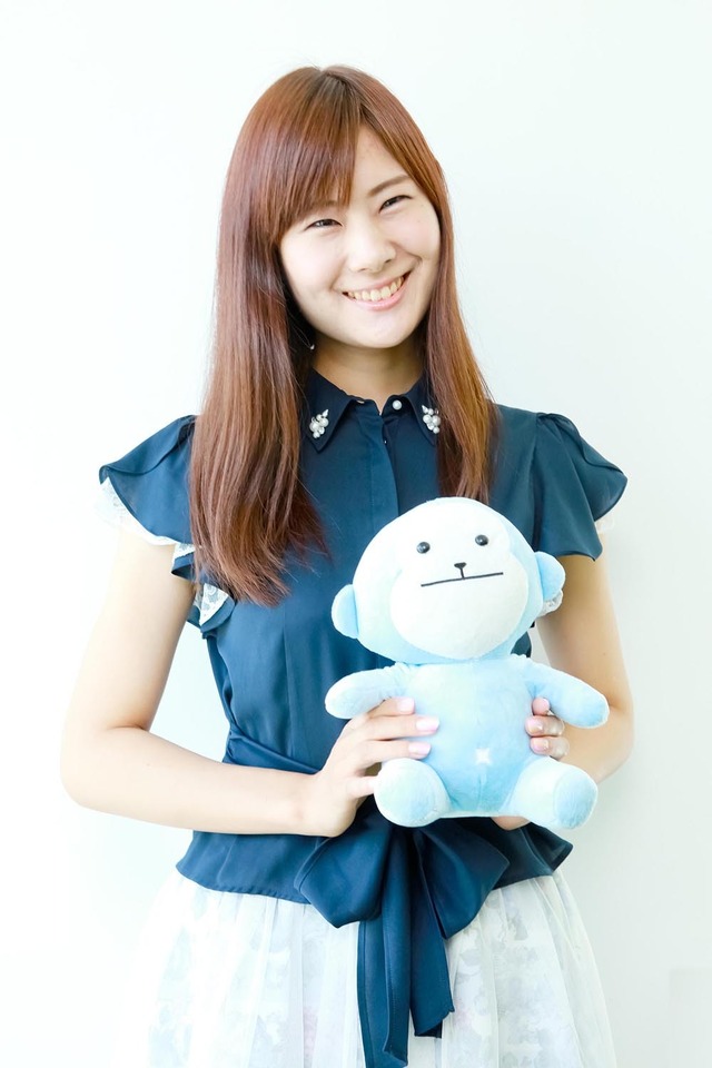 NTTぷららの増田祥子さん。「ひかりＴＶ」のキャラクター『ひかりカエサル』と一緒に【写真：米玉利朋子】