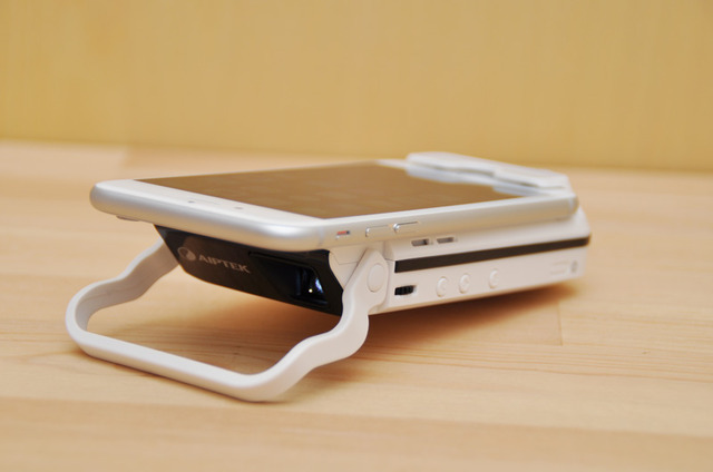 iPhone 6とのドッキングに対応するポケット・プロジェクター「モバイルシネマi60」