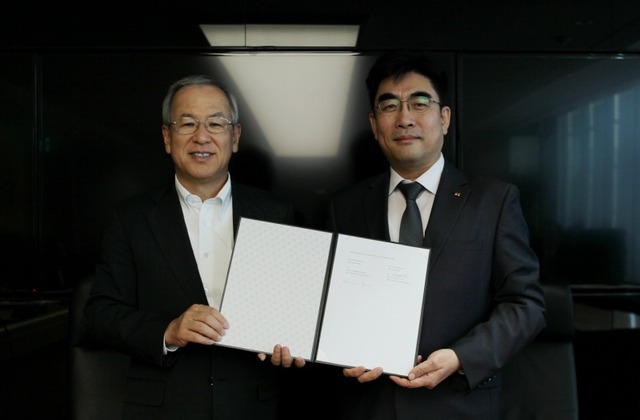 左:NEC執行役員常務・手島俊一郎氏／右:KT Executive Vice President・Dong-Myun Lee氏