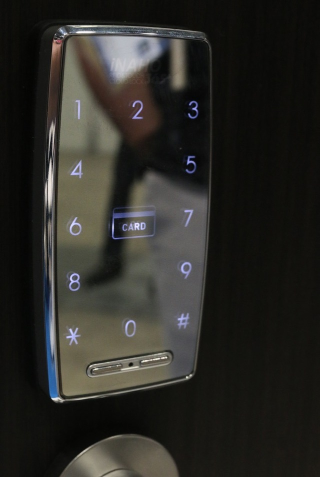本製品は認証前にランダムで4つのボタンが点灯し、それらを押してから暗証番号の入力となるため、特定のボタンに指紋が残り、暗証番号が類推されることを防ぐ（撮影：防犯システムNAVI取材班）
