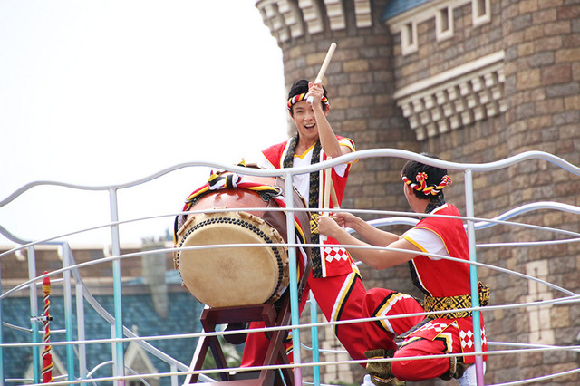 「おんどこどん！」／東京ディズニーランドの「ディズニー夏祭り」