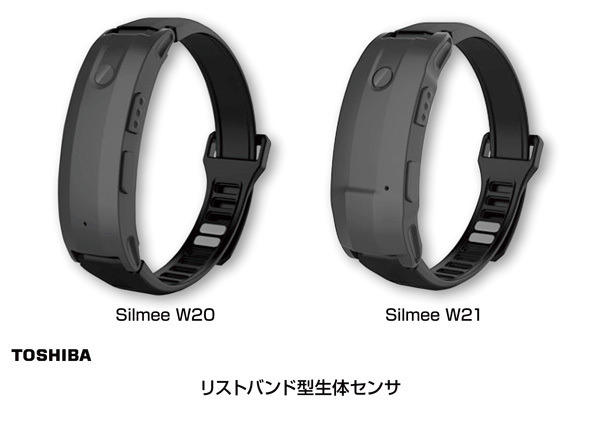 会話量も測定できるリストバンド型生体センサー「Silmee W20」（写真左）と「Silmee W21」