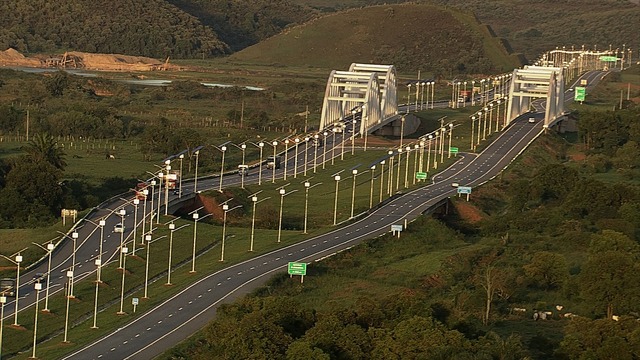京セラがソーラー街灯を納入したブラジルの高速道路。CO2削減は世界的な課題となっているがその解決策として注目したい取り組みの1つである（画像はプレスリリースより）