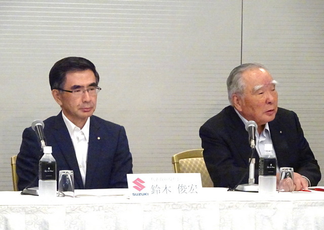 スズキの、鈴木修会長（右）と鈴木俊宏社長（左）