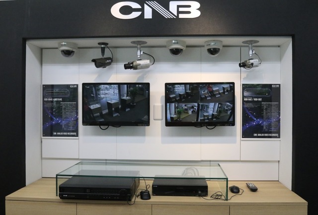 アナログ監視カメラのラインナップを揃えるCNBの展示スペース（撮影：防犯システムNAVI取材班）