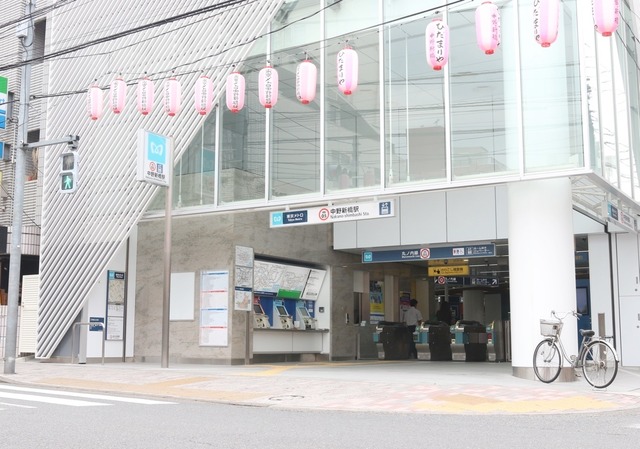 事件現場にほど近い中野新橋駅。周辺は昔ながらの商店を中心に構成されたどこか落ち着く街並みが広がる（撮影：防犯システム取材班）