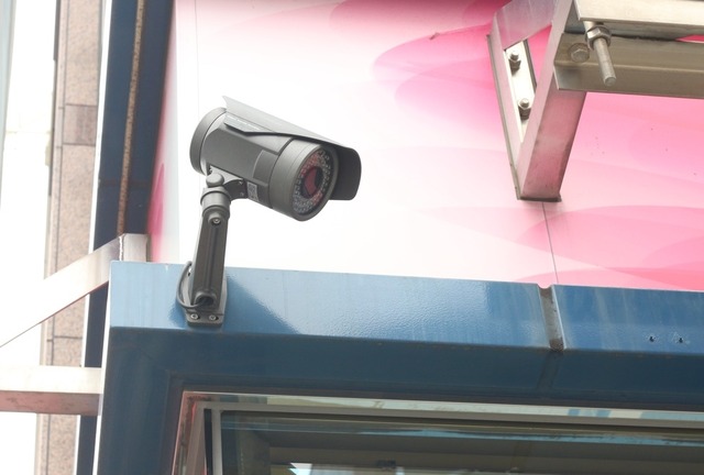 パチンコ店の防犯カメラも夜間撮影に対応したモデル。事件現場となったマンションから駅に向かう人をとらえる形で設置（撮影：防犯システム取材班）
