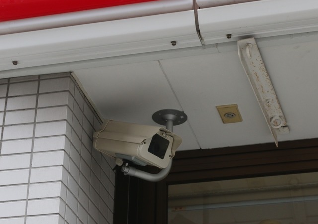 コンビニに設置されていた道路側を向いたボックス型の防犯カメラ。入店者や周辺の道路の様子をとらえていると思われる（撮影：防犯システム取材班）