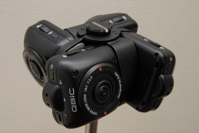 「QBiC Panorama X」。4台の小型カメラを専用リグ（取付金具）に取付けて全天球パノラマ動画を撮影する。スマホを使った一括操作が可能になり、より使いやすくなった（画像はプレスリリースより）