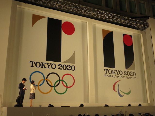 東京オリンピック・パラリンピックのエンブレム。左がオリンピック、右がパラリンピック